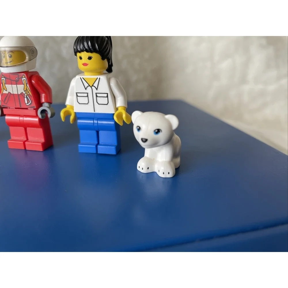 Lego Minifigures‎ Lot of 4! Vintage Spaceman, Fire Pilot, Town Woman, Bear Cub!!